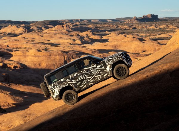 Land Rover uskoro predstavlja svoj Defender OCTA: Sinonim za svladavanje svih terena uz povećani luksuz