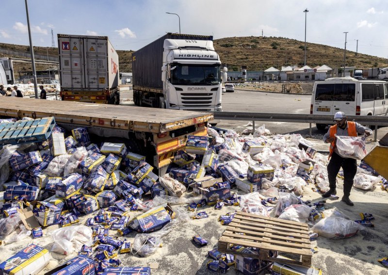 Izraelci blokirali humanitarnu pomoć za Gazu i porazbacali hranu po cesti