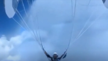Umalo tragičan let: Paraglajder skočio s visine od 3000 metara, a završio na 8589