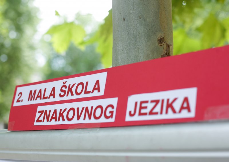 Hrvatski savez gluhih i nagluhih upozorava na velik broj osoba koje se lažno predstavljaju