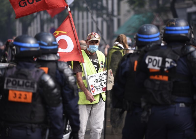 Na prosvjedu u Parizu pojavilo se više od 10 tisuća 'žutih prsluka', policija privela preko 250 ljudi