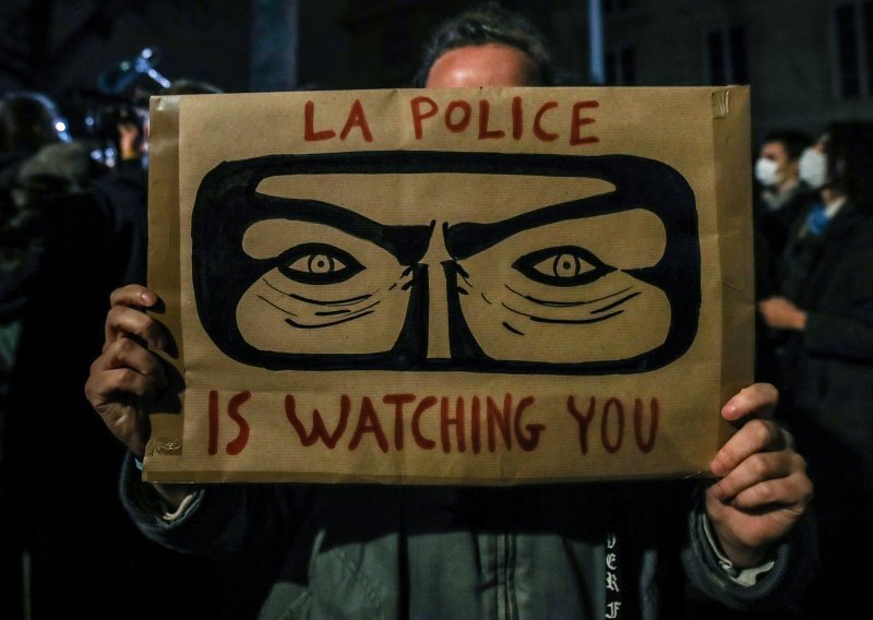 Tisuće ljudi na ulicama Francuske prosvjeduje protiv zakona koji zabranjuje snimanje policije: 'Orwell je bio u pravu'