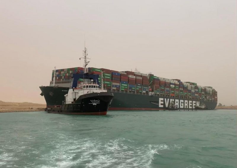 [VIDEO] Blokirana najkraća pomorska ruta iz Europe u Aziju, tegljači još uvijek pokušavaju osloboditi nasukani brod
