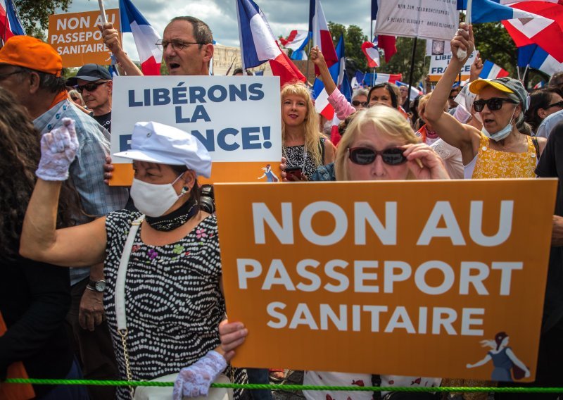 Stotine tisuća Francuza na ulicama zbog covid putovnica