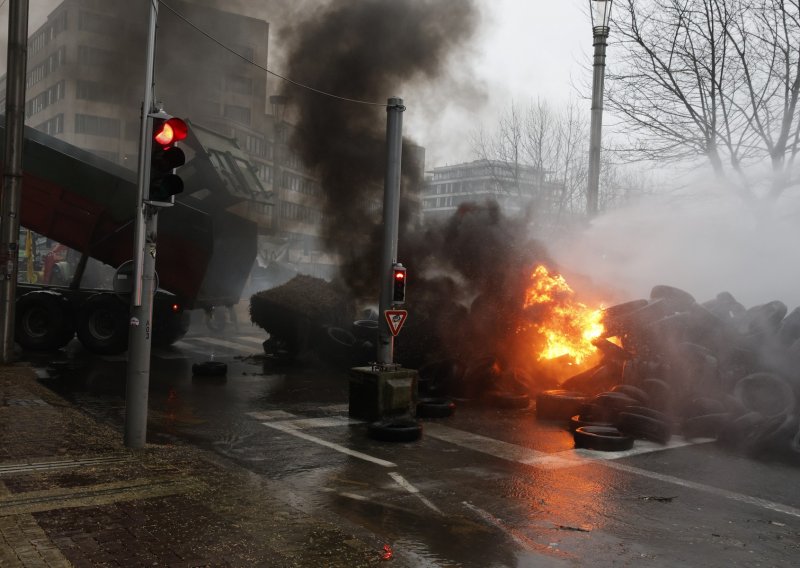 Kaos u Bruxellesu: Prosvjednici pale gume, policija aktivirala  vodene topove