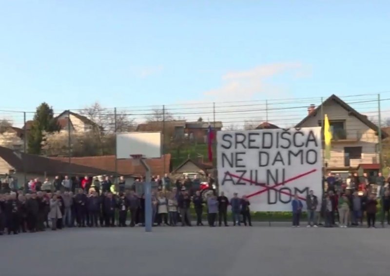 Prosvjednici došli i iz Hrvatske: 'Nek si Golob i Fajon nose azilante u Ljubljanu'