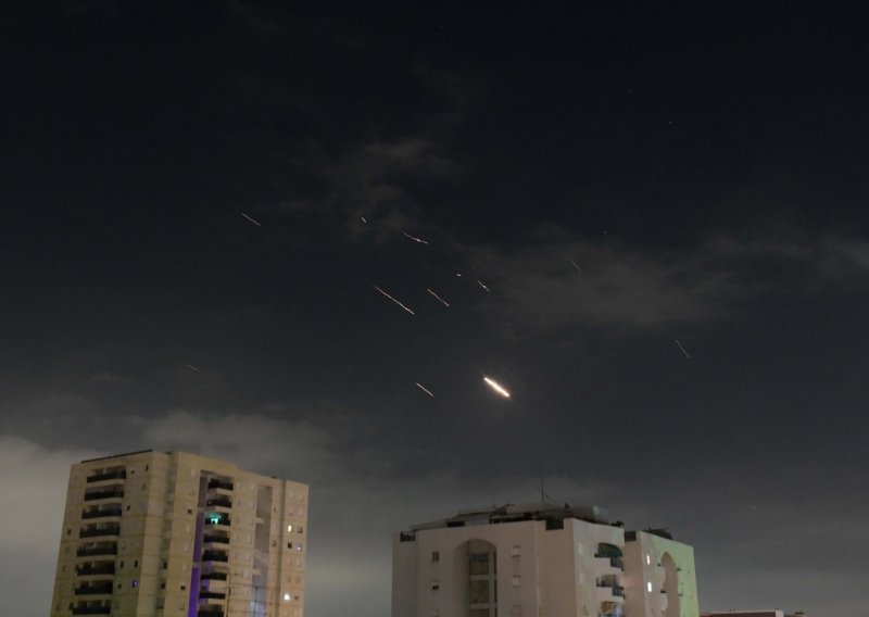 Izrael uspješno zaustavio većinu iranskih dronova i raketa, Hezbolah nastavio s vatrom