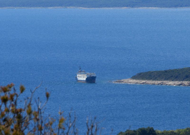 Vlasnik nasukanog broda u Istri podvio rep i otišao. Štetu će platiti Hrvatska?