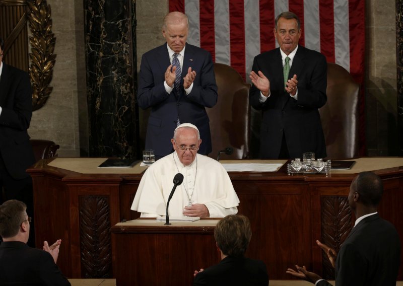 Zašto je Papa Amerikance 'presavio u koljenima'