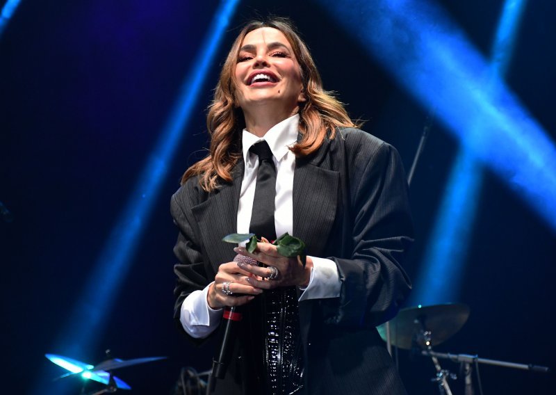 Mali šok za publiku: Severina nosi kombinaciju modnog dodatka i sigurnosnog pojasa