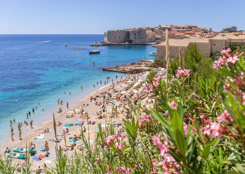 Stiže ljeto: Brojni kupači uživali na najpoznatijoj plaži u Dubrovniku
