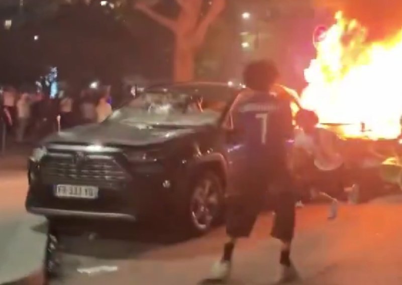 Pogledajte kako navijači PSG-a divljaju nakon osvajanja LP: Pale aute i tuku se s policijom