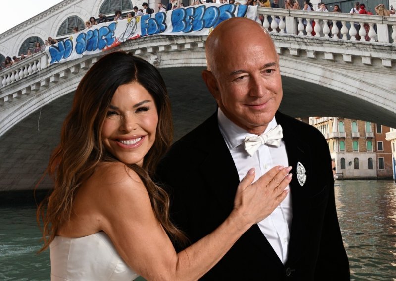 Lauren Sanchez iznenadila vjenčanicom: Pogledajte spektakularnu haljinu ukrašenu čipkom