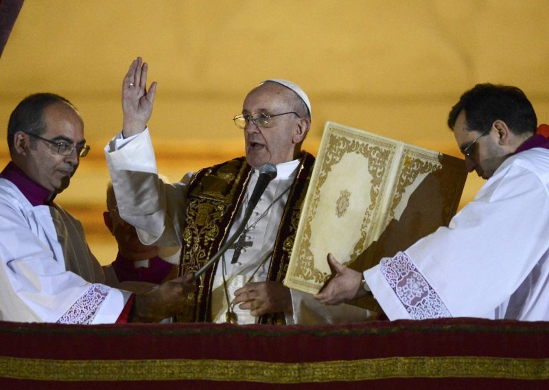 Papa na tečaju ispovjednika poručio kolegama: Ne oklijevajte obratiti se egzorcistima