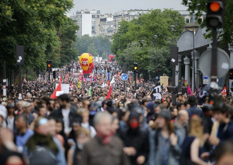 Francuzi ponovno masovno prosvjeduju zbog zakona o radu
