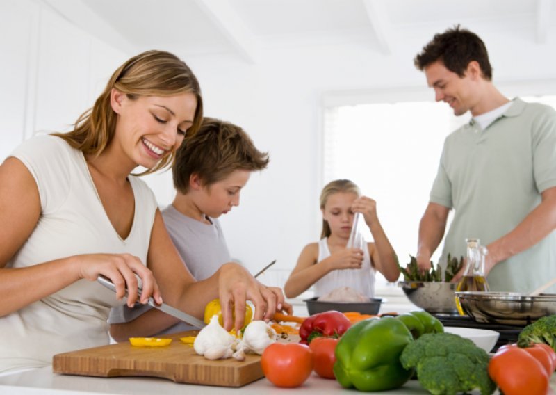 Djeca koja pomažu roditeljima u kuhanju jedu više povrća