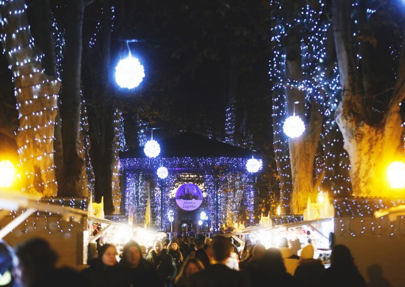 Advent u Zagrebu nikad nije bio ljepši: Pogledajte kako izgleda blagdanska čarolija kad se upale sve lampice