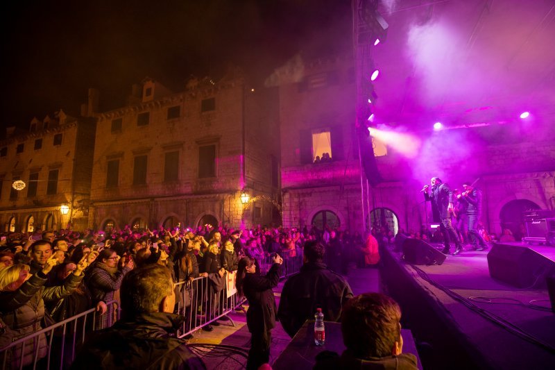 U sklopu Dubrovačkog zimskog festivala Gibonni održao koncert na Stradunu