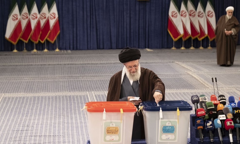 Iranski vjerski vođa ajatolah Ali Hamnei glasa na izborima