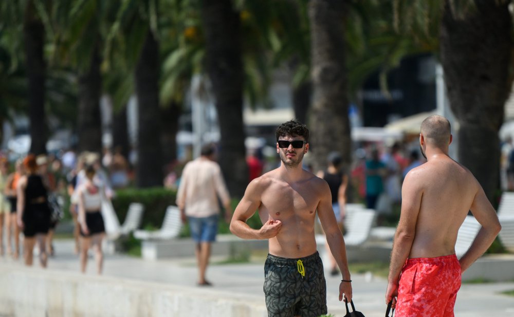 Splitske ulice izgledaju poput plaže Razgolićeni turisti u kupaćim