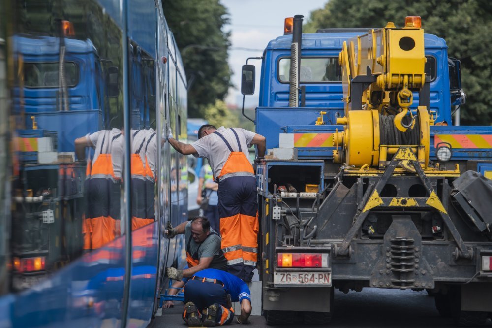 Foto Gu Va U Zagrebu Tramvaj Isko Io Iz Tra Nica Tportal