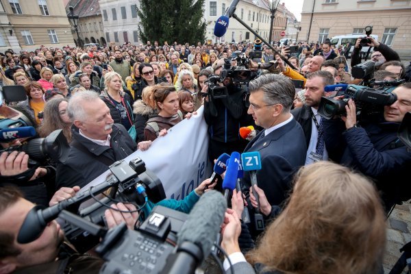 Premijer Andrej Plenković s prosvjetarima prosvjednicima na Markovu trgu 