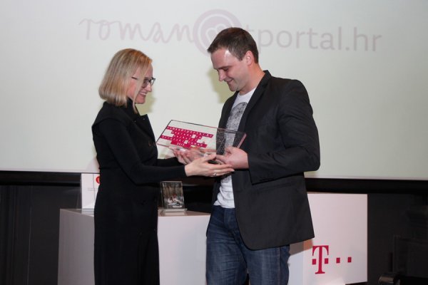 Kristian Novak dobitnik je tportalove književne nagrade roman@tportal.hr koju mu je dodijelila glavna urednica tportala Đurđica Klancir  - tportal.hr