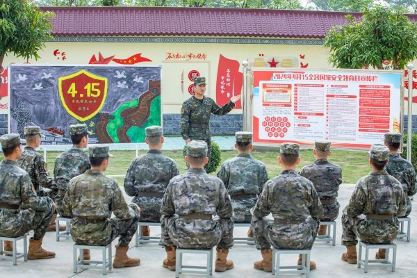 Kineski vojnici slušaju predavanje o nacionalnoj sigurnosti