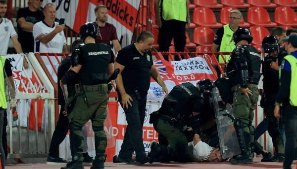 Pogledajte kaos na stadionu nakon debakla Srbije: Djeca tražila zaklon od nasilja na tribinama