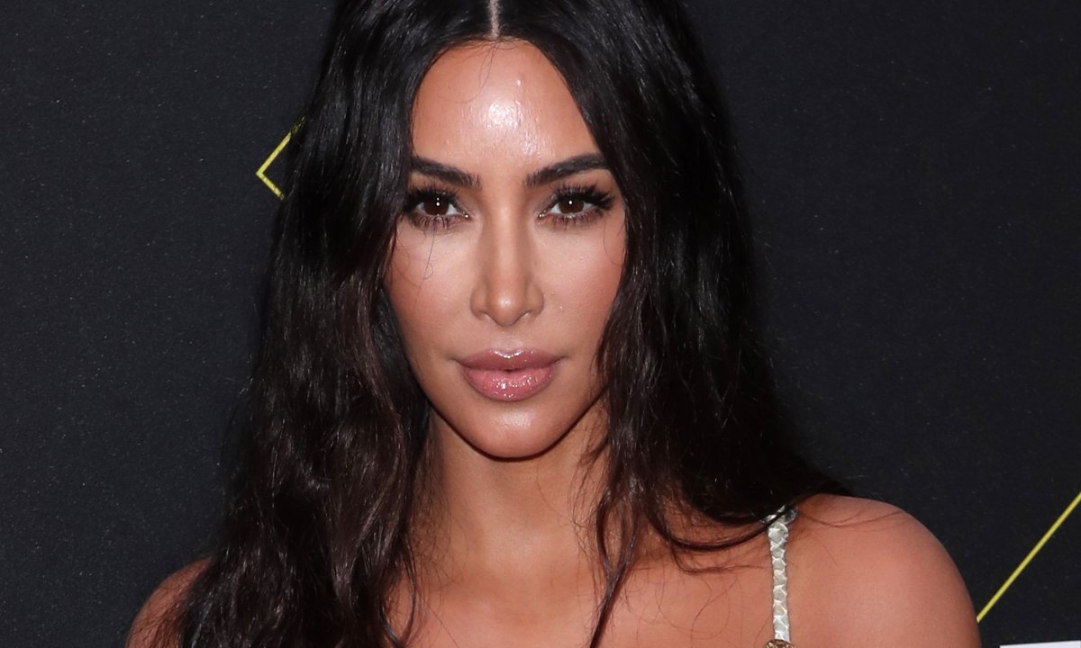 Kim Kardashian se uvukla u usku haljinu od lateksa, ali steznik