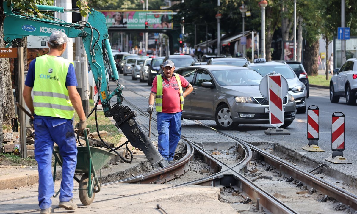 Kaos u prometu u Zagrebu: automobil upao raskopani dio pruge - tportal