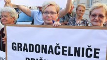 Prosvjednici s Petruševca dočekali Bandića s transparentima i zvižducima