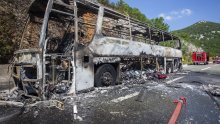 [VIDEO/FOTO] Autobus u kojemu su bili mali nogometaši iz Makarske u potpunosti izgorio, djeca se vraćaju kući