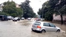 Beograd pod vodom; Bujica nosila automobile, isključena struja na tramvajskoj mreži, voda ulazila u autobuse