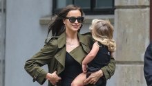 Irina Shayk prvi put u šetnji s kćerkicom nakon prekida s Bradleyjem Cooperom