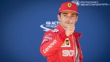 Najmlađi vozač Ferrarija rekordom staze stigao do 'pole positiona', Hamilton kažnjen