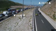 Vozačica u tunelu Sv. Rok udarila u autobus, lančani sudar izazvao gužvu, ima ozlijeđenih