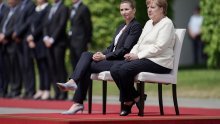 Merkel sjedila na ceremoniji dobrodošlice danskoj premijerki nakon tremora