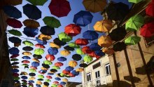 Šareni kišobrani svježa su ideja od koje bi Maltežani željeli stvoriti tradiciju