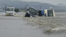 Tajfun Danas gazi sve pred sobom, više desetaka tisuća ljudi evakuirano