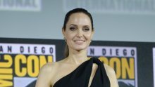 Angelina Jolie dugo nije izgledala ovako dobro: Zablistala u maloj crnoj haljini