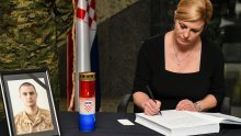 Predsjednica se upisala u knjigu žalosti za poginulog vojnika: Cijela Hrvatska dijeli bol obitelji