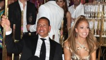 Jennifer Lopez iznenadila zaručnika rođendanskom tortom na vlastitom koncertu