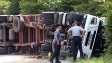 [FOTO/VIDEO] Jedna osoba ozlijeđena u prevrtanju kamiona u Kupljenskom kod Vojnića