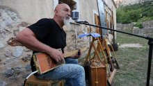 [FOTO/VIDEO] Ivan Petričić - Smoothead održao izložbu unikatnih cigar box gitara