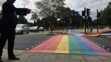 U Londonu postavljena prva dva pješačka prijelaza trajno obojana duginim bojama