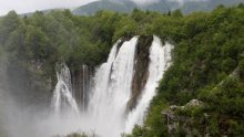 Na Plitvičkim jezerima gorila kuća: Dva vatrogasca završila u bolnici