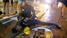 Policajci u Hong Kong prvi put koristili pravo streljivo i vodene topove