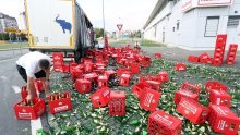 [FOTO/VIDEO] Šleperom prebrzo uletio u kružni tok pa ostao bez sedamdesetak gajbi piva