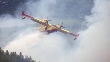 Dva kanadera i airtractor gase požar kod Drniša